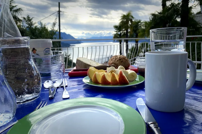 Frühstück Terrasse Seeblick Colmegna