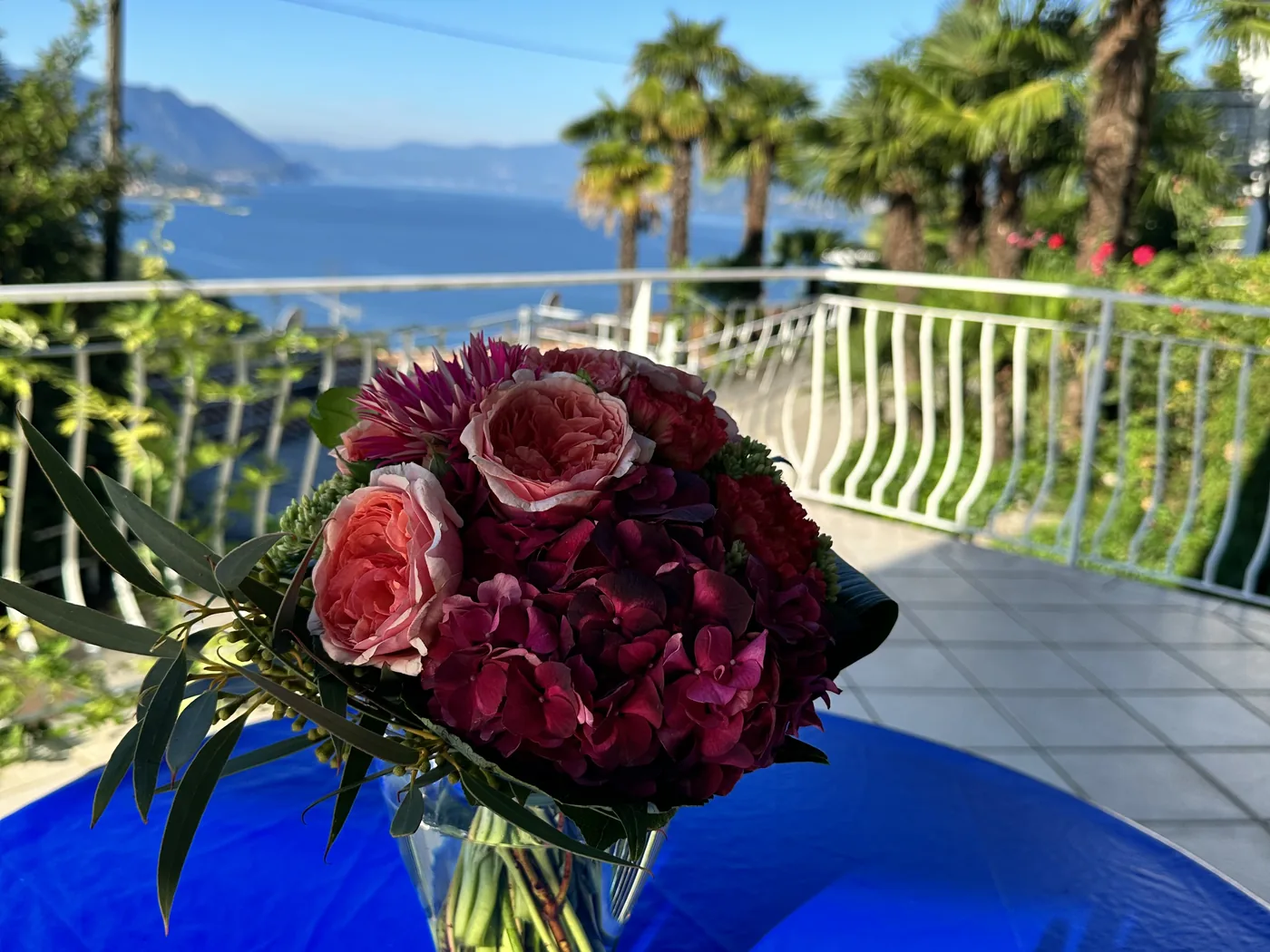 Blumenstrauß Terrasse Seeblick Palmen Colmegna