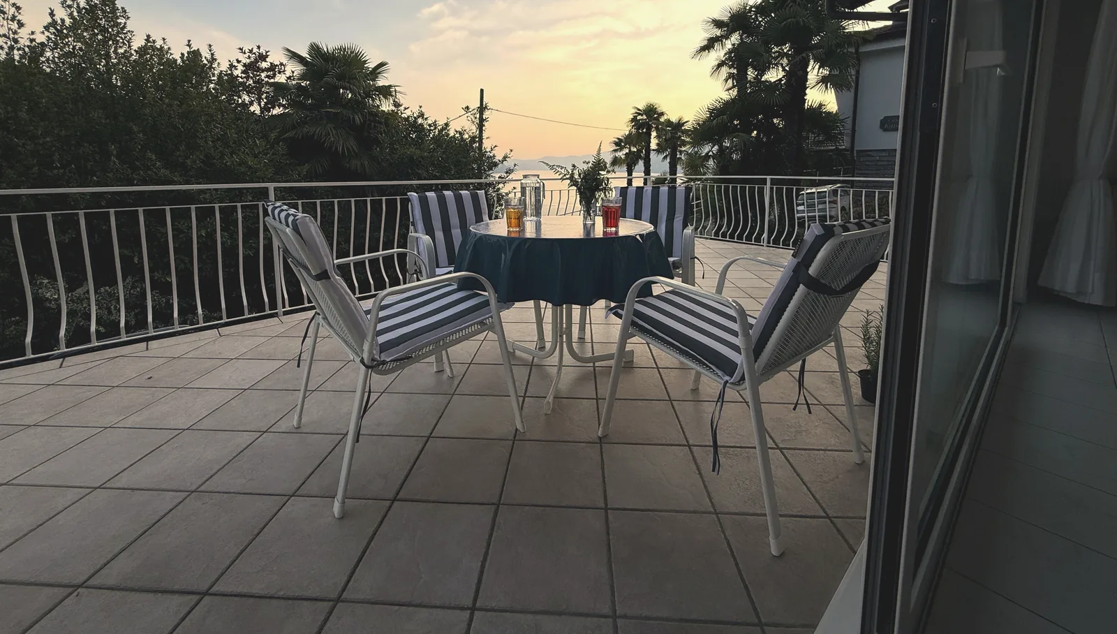 Terrasse Abendlicht Sonnenuntergang Seeblick Colmegna