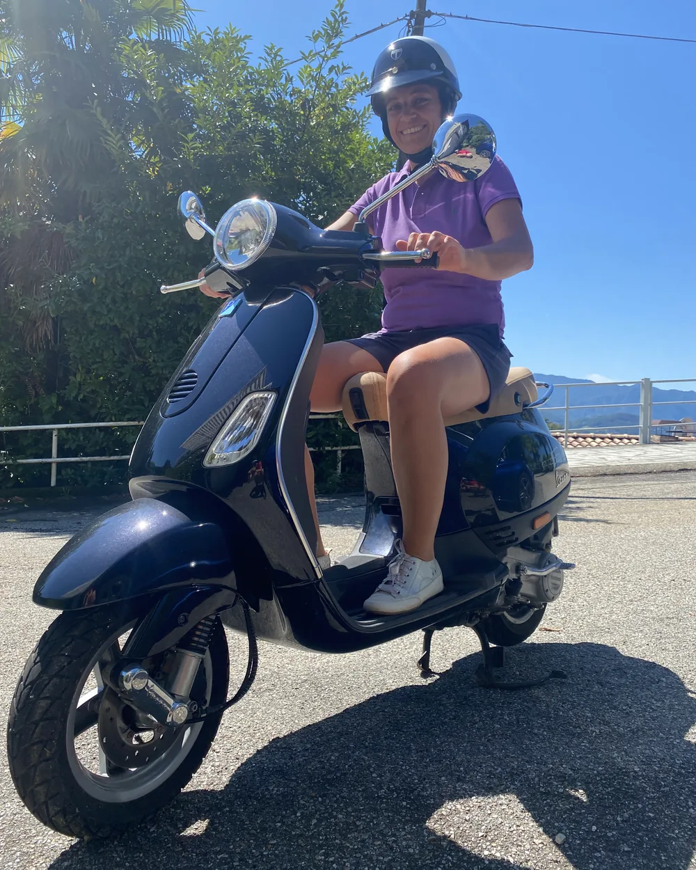 Schwarze Vespa LX 50 vor dem Haus, Colmegna